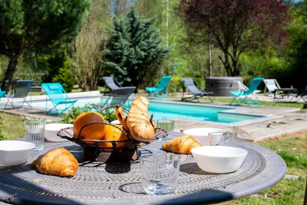 Le Clos Du Tilleul Fabuleuse Propriete 15 A 30 Pers Piscine Au Coeur D'Un Charmant Village Thilouze Екстериор снимка