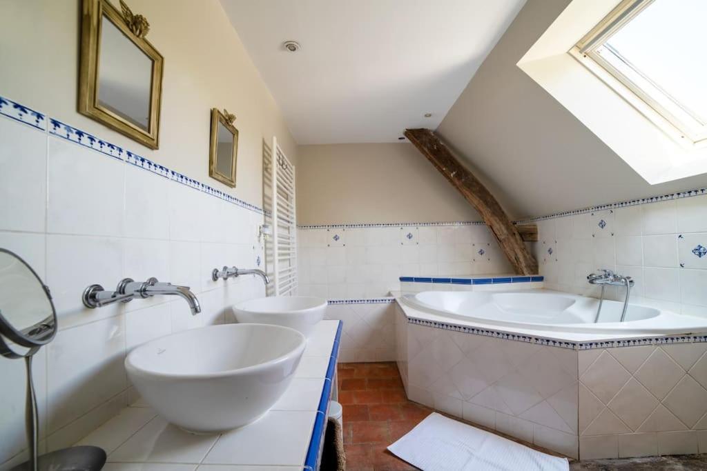 Le Clos Du Tilleul Fabuleuse Propriete 15 A 30 Pers Piscine Au Coeur D'Un Charmant Village Thilouze Екстериор снимка
